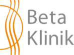 Das Logo der Beta Klinik mit grauem Text und orangefarbenen, geschwungenen Linien links.