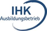 Blaues IHK-Ausbildungsbetrieb-Logo mit geschwungenem Pinselstrich.