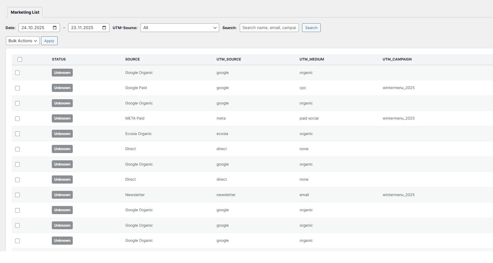 Tabelle mit Marketingdaten, zeigt Status, Quelle, Medium und Kampagne für verschiedene Einträge.