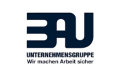 Logo der BAU Unternehmensgruppe mit dem Slogan Wir machen Arbeit sicher in dunkelblauer Schrift.