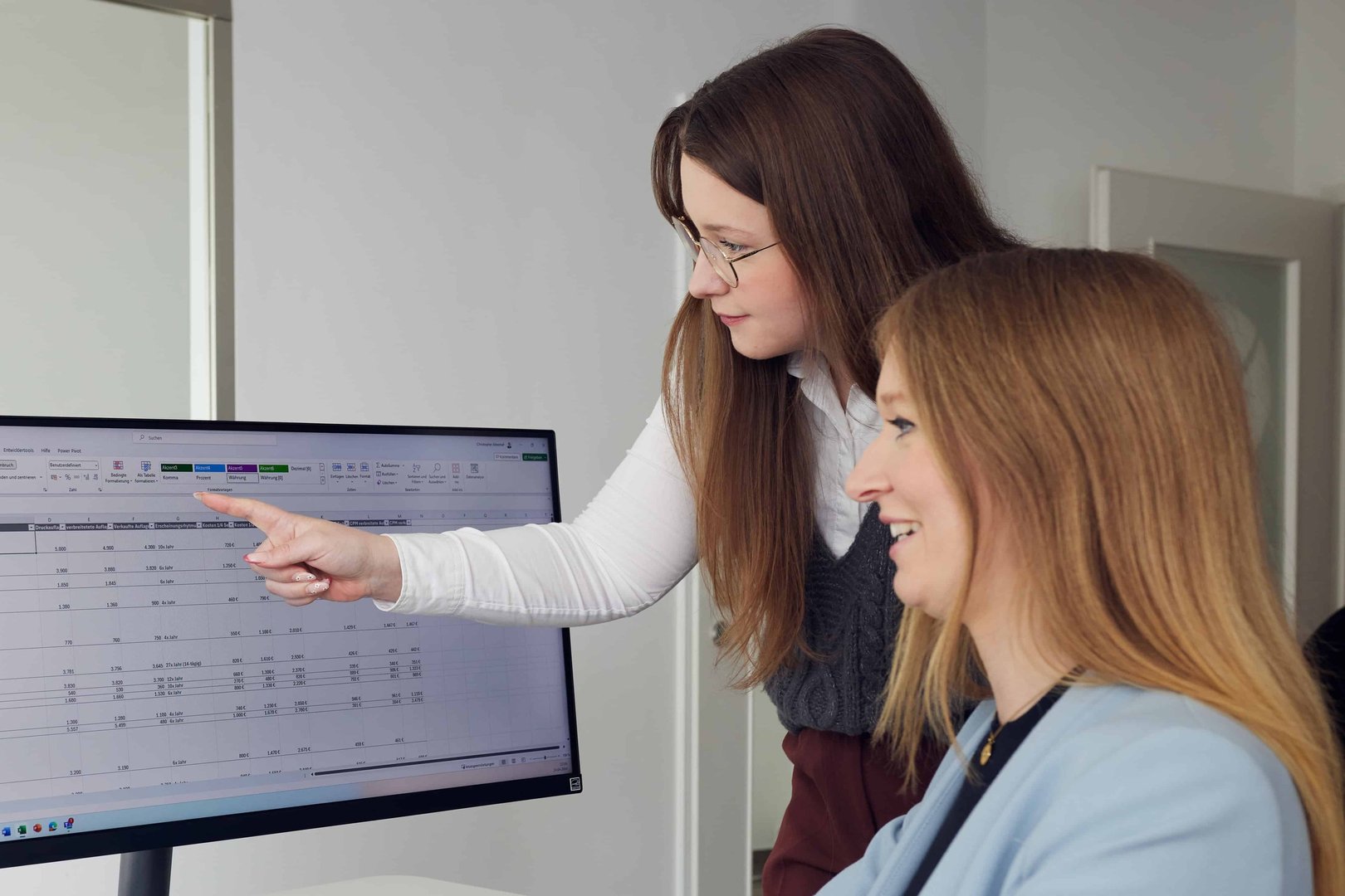 Monique Schumacher und eine Kollegin besprechen eine Auswertung am Monitor